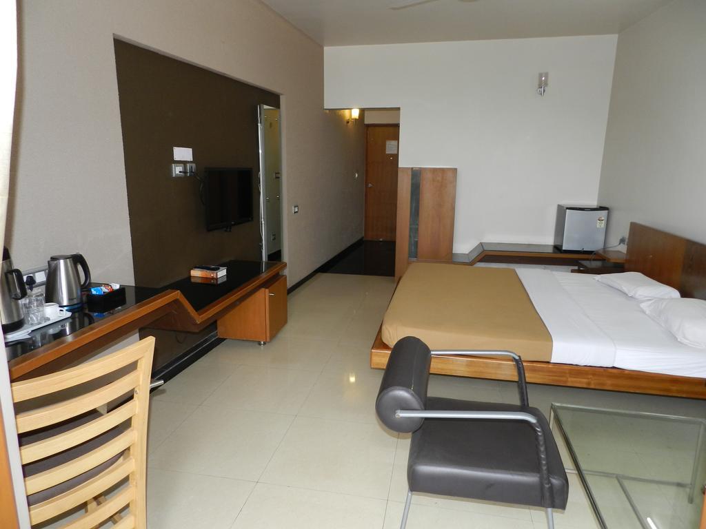 Hotel Rock Regency Toranagallu Zimmer foto