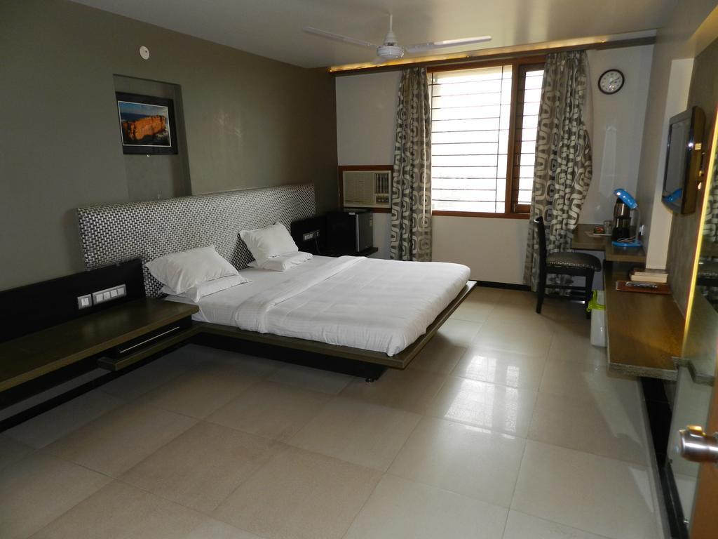 Hotel Rock Regency Toranagallu Zimmer foto