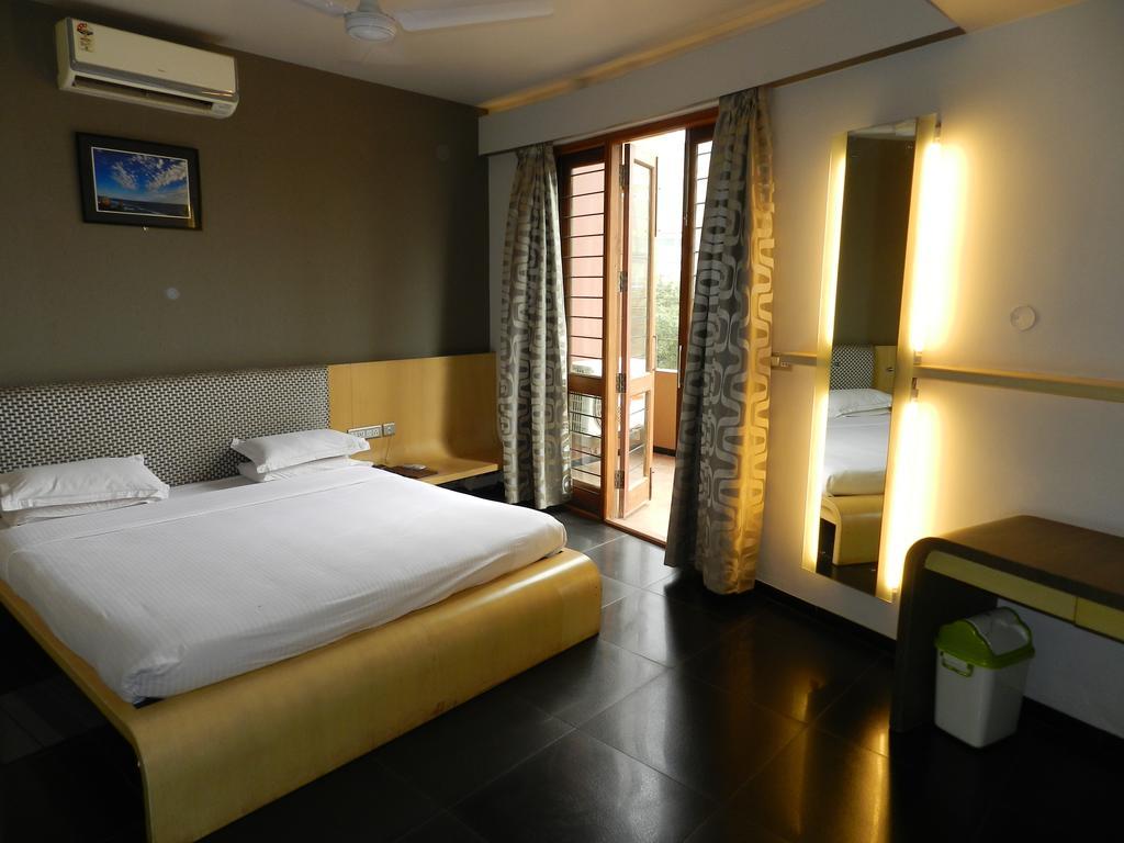 Hotel Rock Regency Toranagallu Zimmer foto