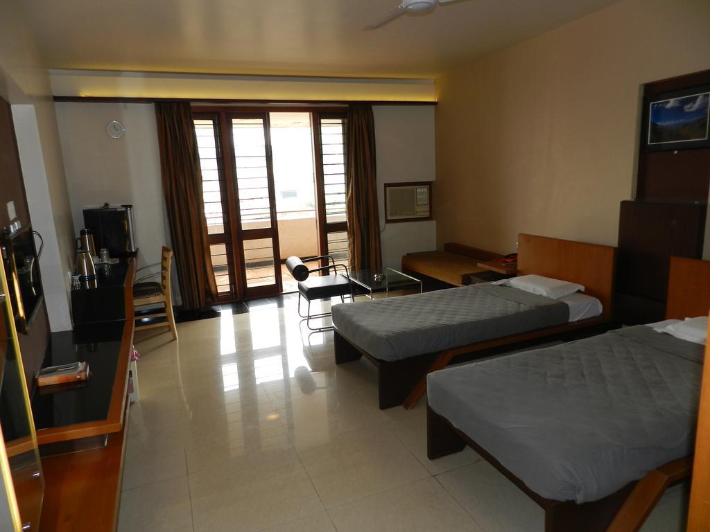Hotel Rock Regency Toranagallu Exterior foto